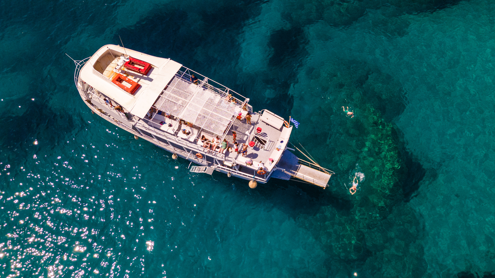 Bild eines Segelbootes, das entlang der Küste von Rhodos mit Schnorcheln mit Romantika Rhodos Day Cruise kreuzt.