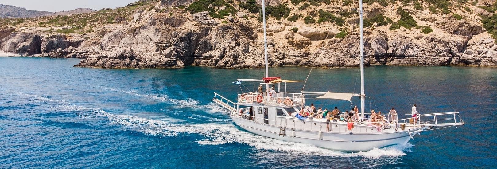 Immagine di una barca a vela in crociera lungo la costa di Rodi con Snorkeling con Romantika Rhodes Day Cruise.