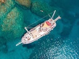 Foto de un velero navegando  por la costa de Rodas con esnórquel con Romantika Rhodes Day Cruise.