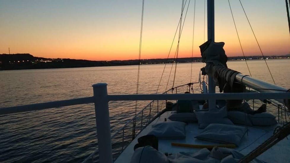 Foto van de zonsondergang tijdens een boottocht langs de oostkust van Rhodos met diner met Romantika Rhodos Day Cruise.