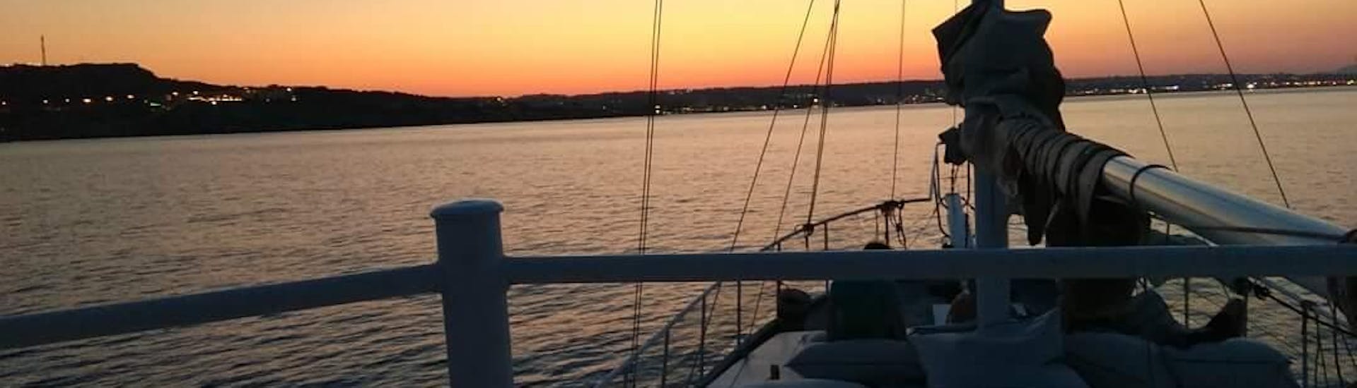 Immagine del tramonto durante una gita in barca lungo la costa orientale di Rodi con cena con la Romantika Rhodes Day Cruise.
