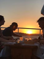 Persone a bordo di una gita in barca al tramonto lungo la costa orientale di Rodi con cena con Romantika Rhodes Day Cruise.