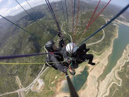 Tijdens het tandemparagliden boven Heraklion vliegt een gecertificeerde tandempiloot van Cretan Paragliding een passagier hoog in de lucht.