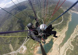 Durante el vuelo en parapente biplaza sobre Heraklion, un piloto biplaza certificado de Cretan Paragliding lleva a un pasajero por las alturas.