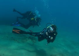 Un plongeur en pleine exploration des eaux du nord de la Crète avec Diver's Club Crete.