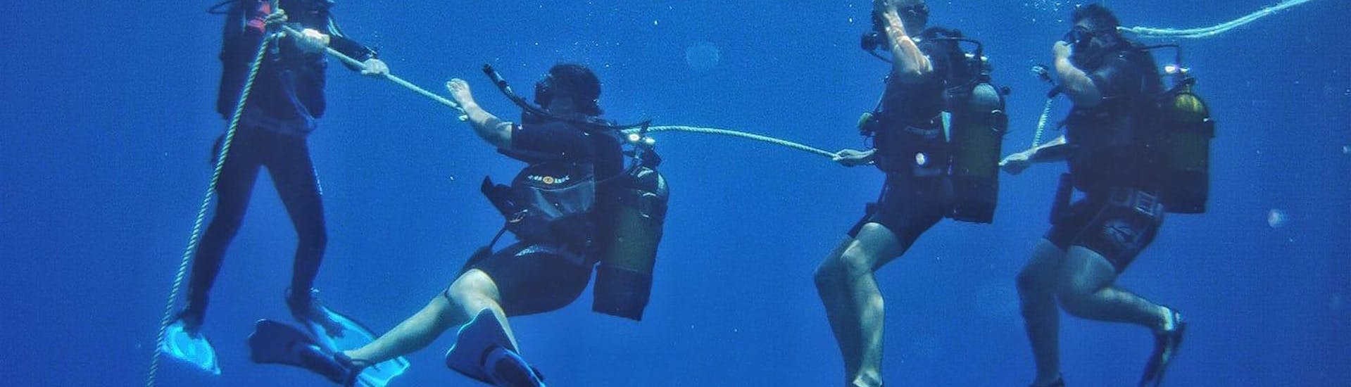 Un plongeur en pleine exploration des eaux du nord de la Crète.