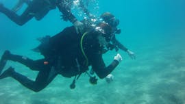 Un plongeur débutant prenant un cours de découverte de la plongée avec Diver's Club Crete.
