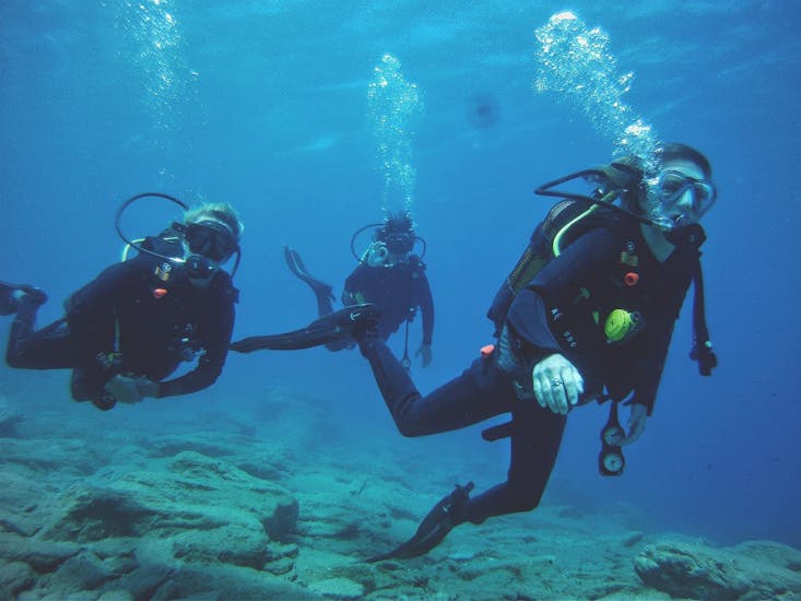 A beginner diver taking an introductory diving course with Diver's Club Crete.