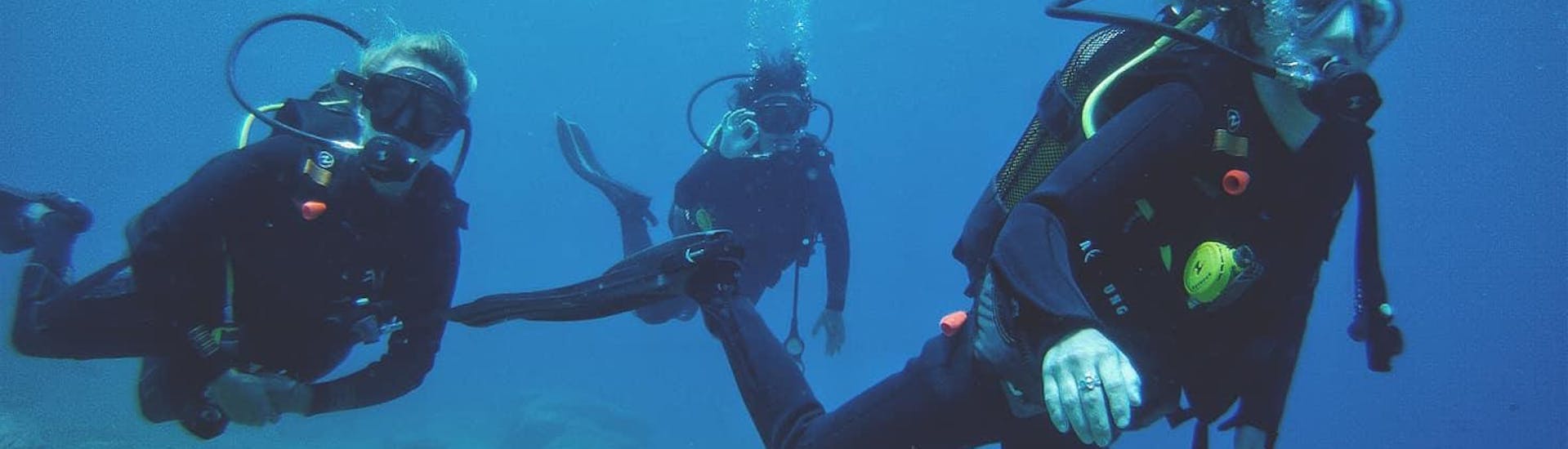 Un plongeur débutant prenant un cours de découverte de la plongée avec Diver's Club Crete.