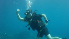 A beginner diver in the waters of Crete with Diver's Club Crete.