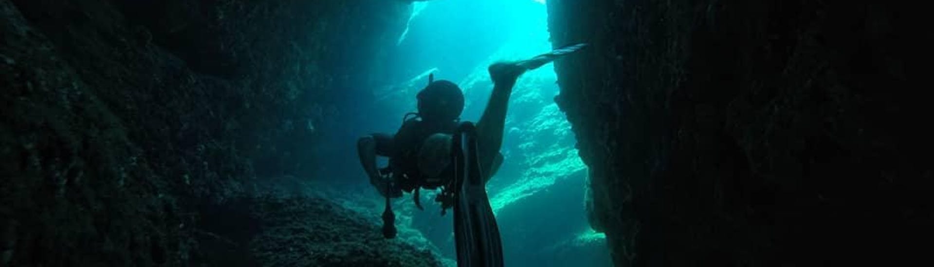 Un plongeur débutant dans les eaux de Crète avec Diver's Club Crete.