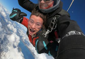 Ein junges Mädchen erlebt überwältigende Gefühle während ihres Tandem Fallschirmsprung in Interlaken in der Schweiz (4000m) mit Skydive Switzerland.