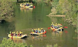 Los participantes reman a través del tranquilo río Segura durante el rafting al Cañón de almadenas junto con Cañón y Cañón Multiaventura.