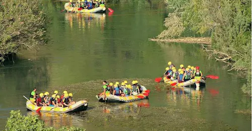 Rafting en el Río Segura - Cañón de Almadenes & Cuevas con Cañón y Cañón Multiaventura Murcia Los participantes reman a través del tranquilo río Segura durante el rafting al Cañón de almadenas junto con Cañón y Cañón Multiaventura.