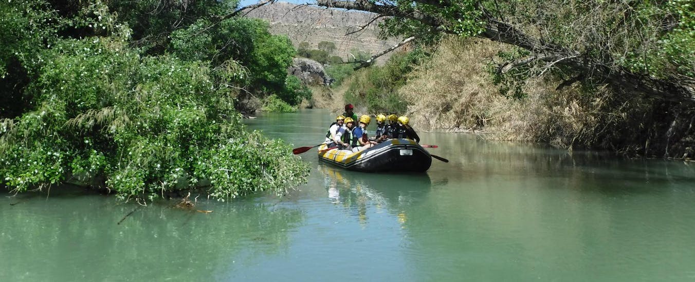 A group of tour participants paddles through the beautiful waters of the Rio Segura during the rafting to Cañón de Almadenes together with Cañón y Cañón Multiaventura.