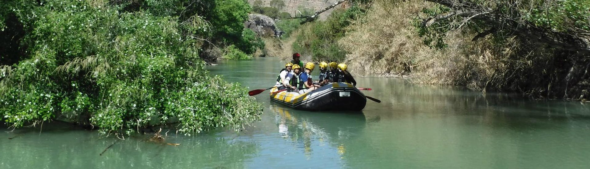 A group of tour participants paddles through the beautiful waters of the Rio Segura during the rafting to Cañón de Almadenes together with Cañón y Cañón Multiaventura.