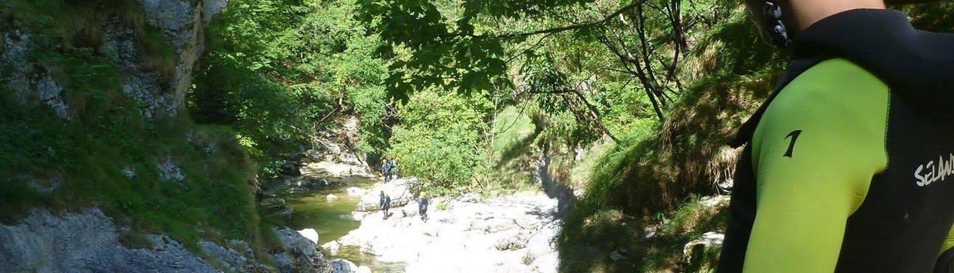 A person is participating to River Trekking for Families - Grosdar Canyon with La Boîte à montagne.