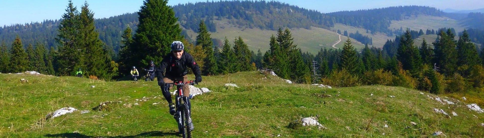 Escursione in mountain bike per ciclisti intermedi - Parc Jura vaudois.