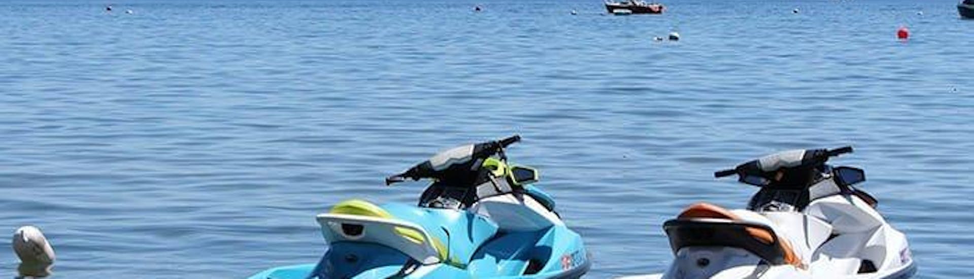 2 motos de agua de Take Off Ibiza están en el agua frente a la preciosa costa de la isla.