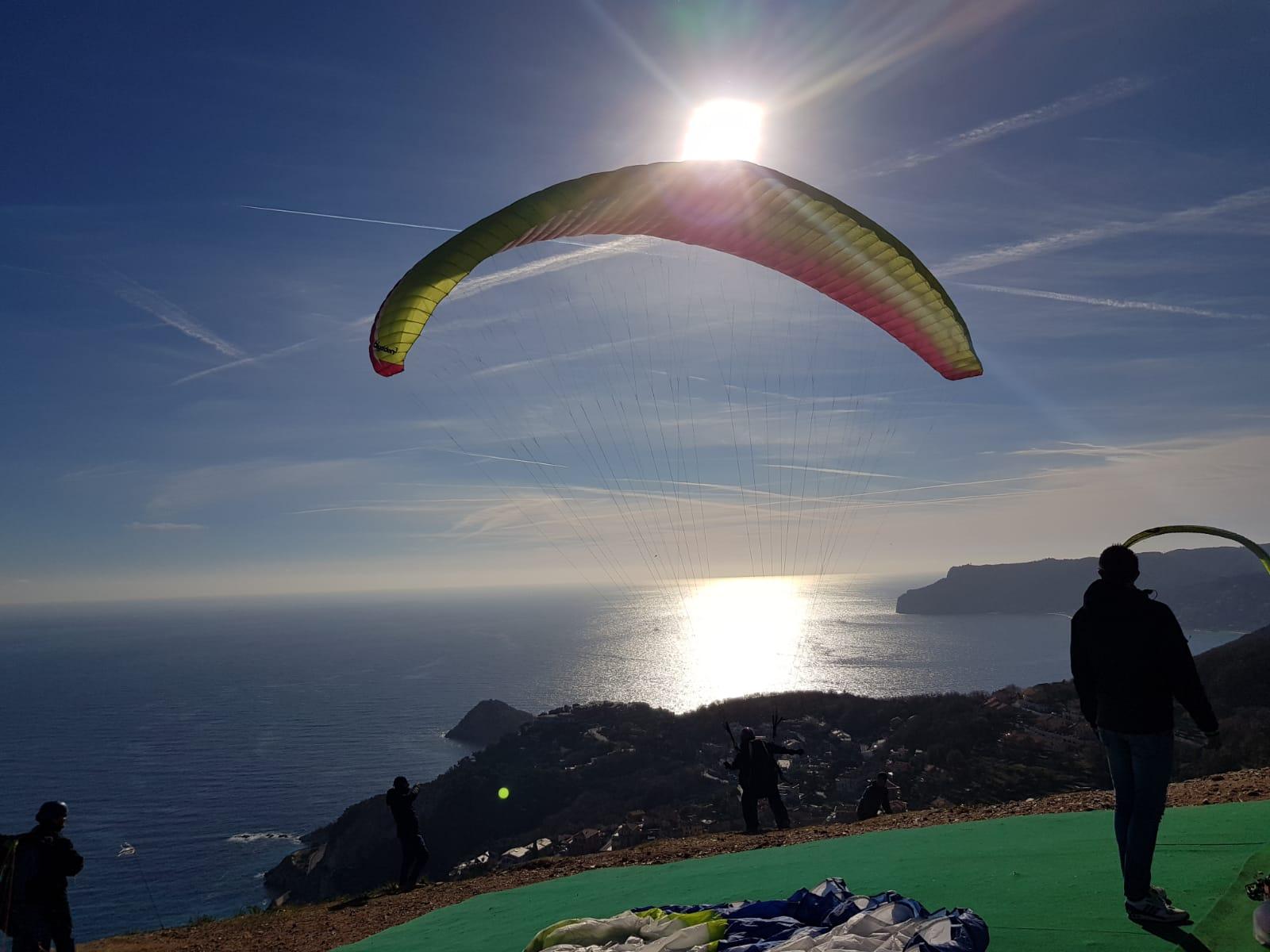 Panorama Tandem Paragliding (ab 10 J.) - Spiaggia di Bergeggi mit ParaWorld Italy.