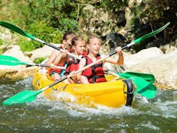Trois enfants descendent la rivière Ardèche et s'amusent lors de leur Location de canoë en Ardèche - Mini-descente 8km avec ALB Canoës.