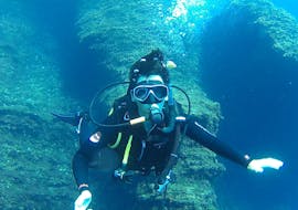 Un plongeur explorant les eaux de Benidorm.