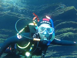 Un plongeur découvre les fonds marins de Benidorm de nuit.