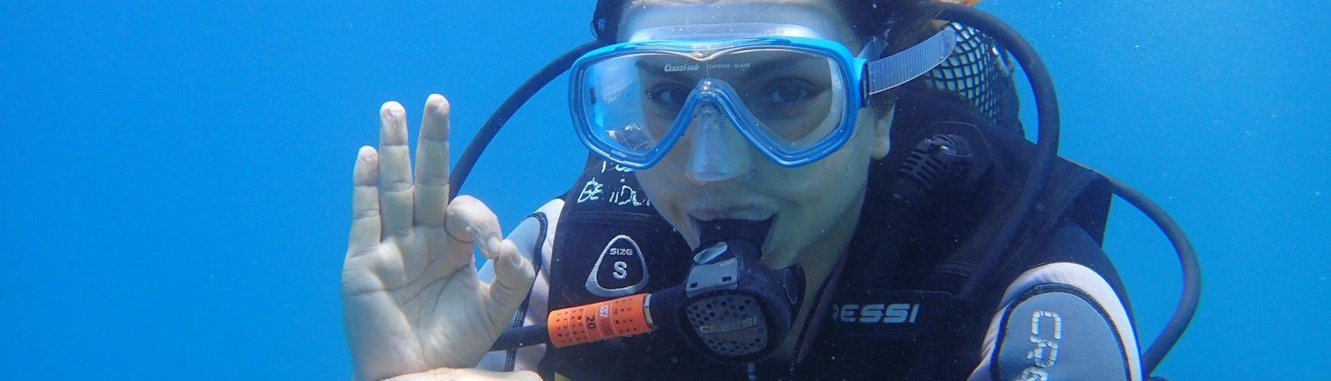 Une plongeuse communiquant sous l'eau grâce à la Formation de plongée SSI pour débutants à Benidorm.