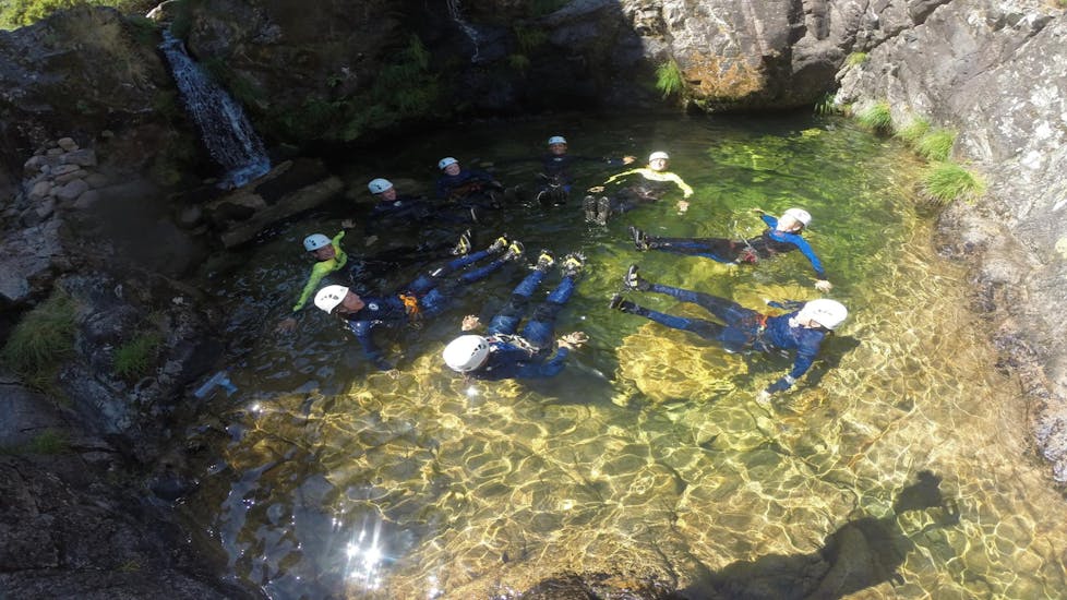 People are relaxing during the Canyoning Tour - Rio de Frades with Detours Porto.