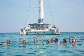 Zeilboottocht met zwemmen & toeristische attracties met Alicante Catamarán Aventurero.