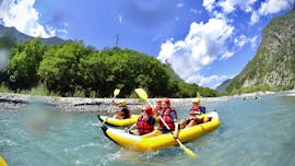 Una familia disfruta de su alquiler de kayak y canoa de 10 km en el río Var con Azur Canoë Kayak Provence Rafting