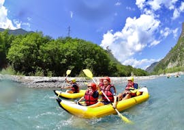Een familie geniet van hun 10 km Kayak & Kano verhuur op de rivier de Var met Azur Canoë Kayak Provence Rafting.