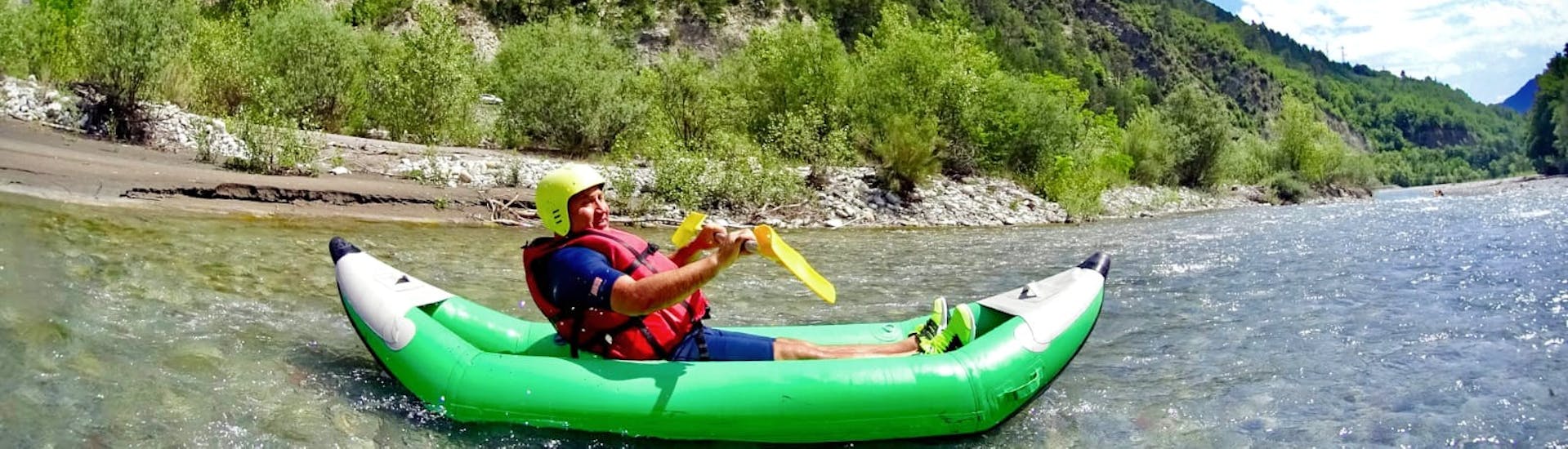 Un hombre disfruta de su alquiler de kayak y canoa de 10 km en el río Var con Azur Canoë Kayak Provence Rafting.