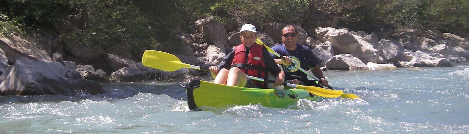 Foto tijdens de 20 km kajak- en kanotocht op de rivier de Var met Azur Canoë Kayak Provence Rafting.