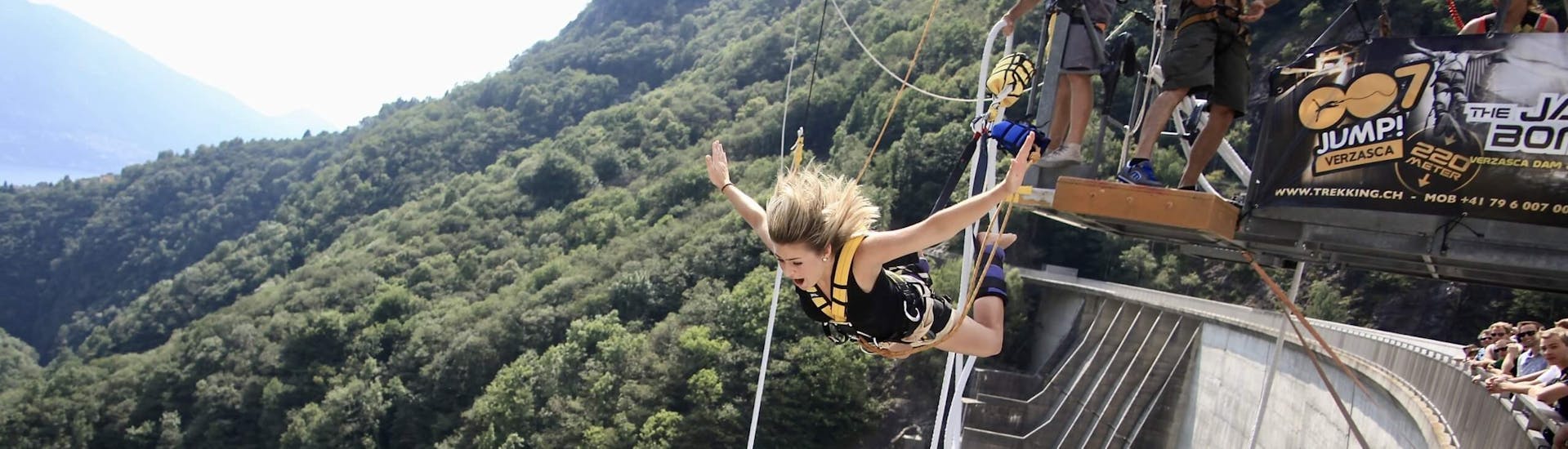 A woman goes bungee jumping "James Bond 007" in Verzasca.