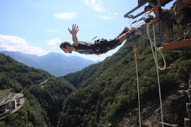 Bungee jumpen in Gordola - Valle Verzasca met 007 Bungy Trekking Team Ticino.