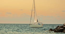 Durante una gita in barca a vela con Angel Sailing i turisti di Santorini possono ammirare il famoso tramonto di Oia.