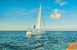 Au cours d'une croisière à la voile proposée par Angel Sailing Santorini, les vacanciers peuvent visiter tous les lieux incontournables de l'île grecque populaire.