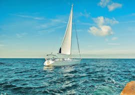 Segeltour um die Caldera von Santorin mit Schwimmen in Thirasia mit Angel Sailing Santorini Segeltour um die Caldera von Santorin mit Schwimmen in Thirasia mit Angel Sailing Santorini.
