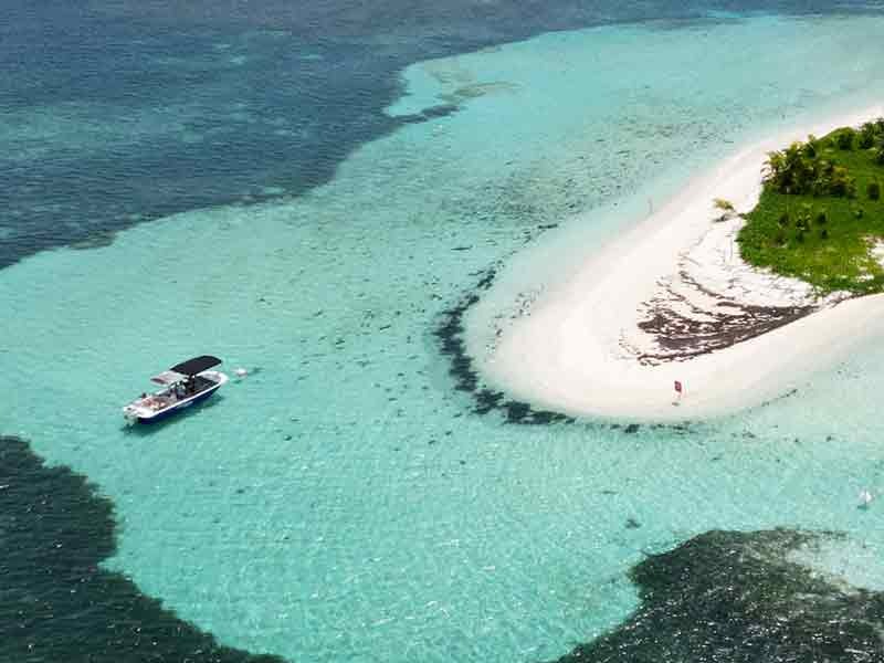 Paseo privado en barco al Gran Cul de Sac Marin desde Sainte-Rose con aperitivo con Blue Lagoon Excursion Guadeloupe.