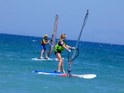 Cours de windsurf sur la plage d'Ixia pour Débutants avec Windsurfers' World Rhodes.