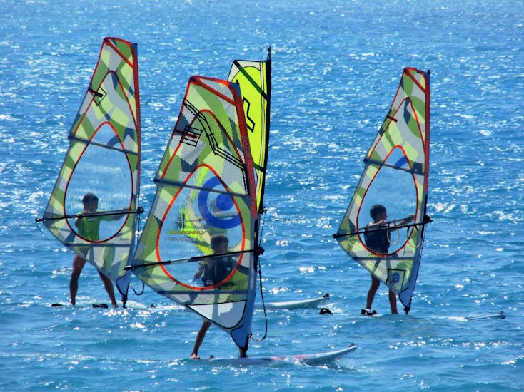 Windsurfkurs für Kinder & Erwachsene - Anfänger mit Windsurfers' World Rhodes.