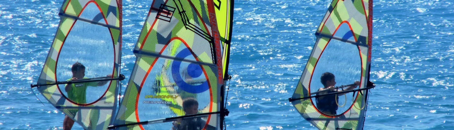 Cours de windsurf sur la plage d'Ixia pour Débutants  avec Windsurfers' World Rhodes.