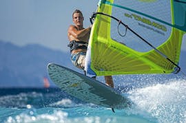 Cour privé de windsurf avancé (dès 5 ans) sur la plage Ixia avec Windsurfers' World Rhodes.