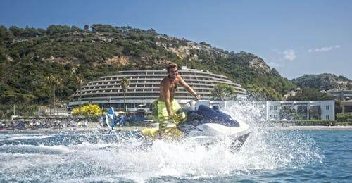 Jet ski sur la plage d'Ixia à Rhodes (15 minutes) Un homme faisant du jet ski à Ixia avec Windsurfers' World Rhodes.