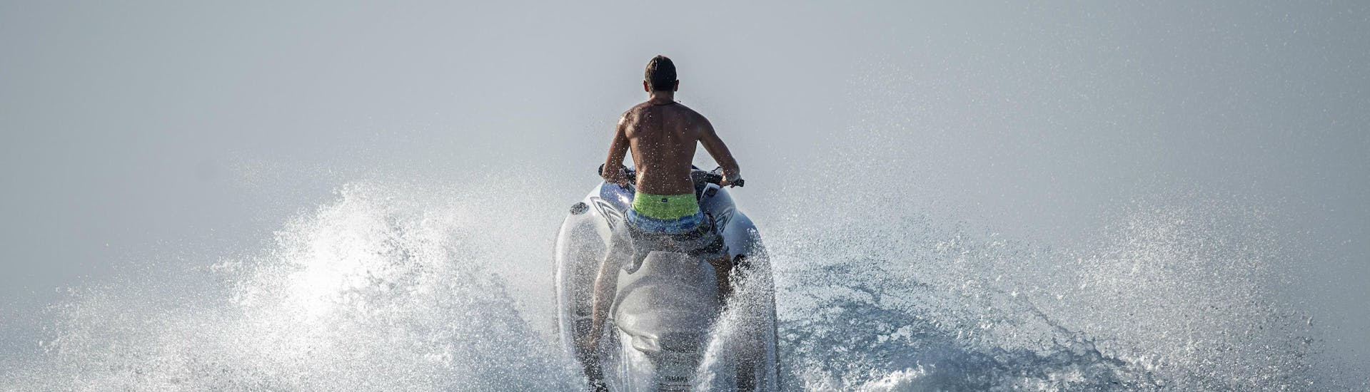 Ein Mann fährt am Strand von Ixia auf Jetski von Windsurfers World Rhodes.