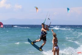 Lezioni private di kitesurf a Kremasti da 10 anni con Air-Riders Kite Pro Center Rhodes.