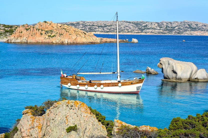 La barca a vela di Maggior Leggero Tour è ancorata nella baia durante il Giro in Barca a Vela Semi Privato all’Arcipelago della Maddalena.