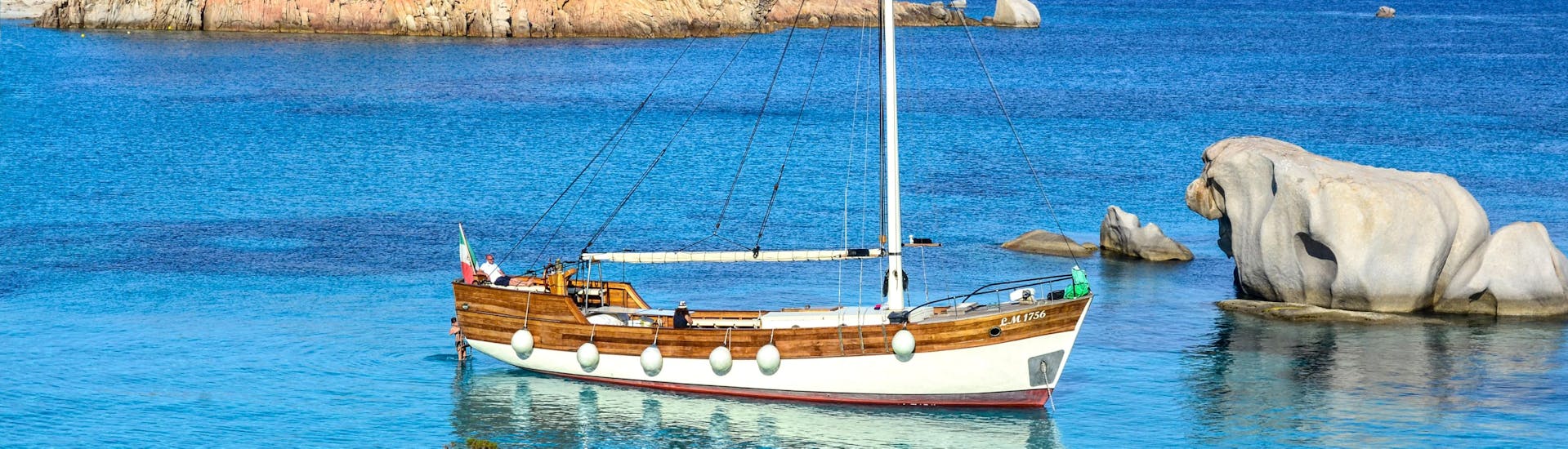 Das Segelboot von Maggior Leggero Tour ankert während einer semi-privaten Segeltour zum La Maddalena Archipel in einer Bucht.