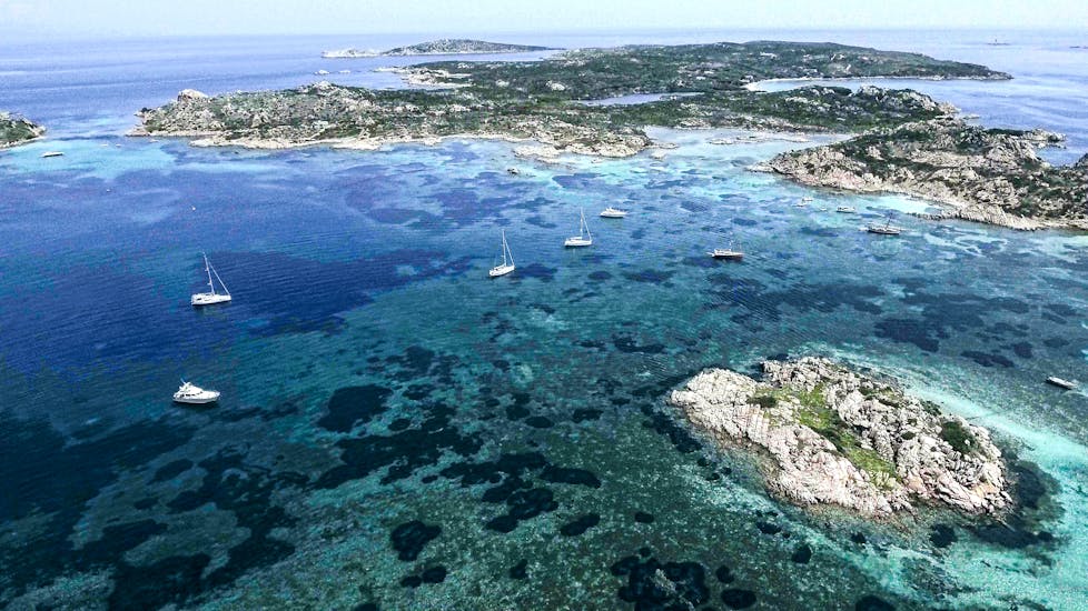 Die Inseln des Maddalena-Archipels, die Ihr während der privaten Bootsfahrt um Nordsardinien oder Korsika mit Maggior leggero Tour La Maddalena besuchen könnt.